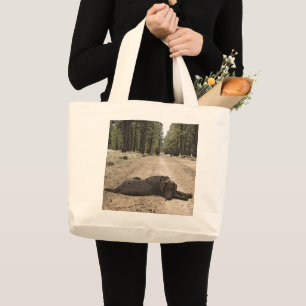 Grand Tote Bag Chiot de Labrador de chocolat se trouvant sur une
