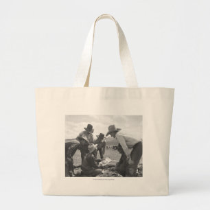 Grand Tote Bag Cowboys regardant une magazine