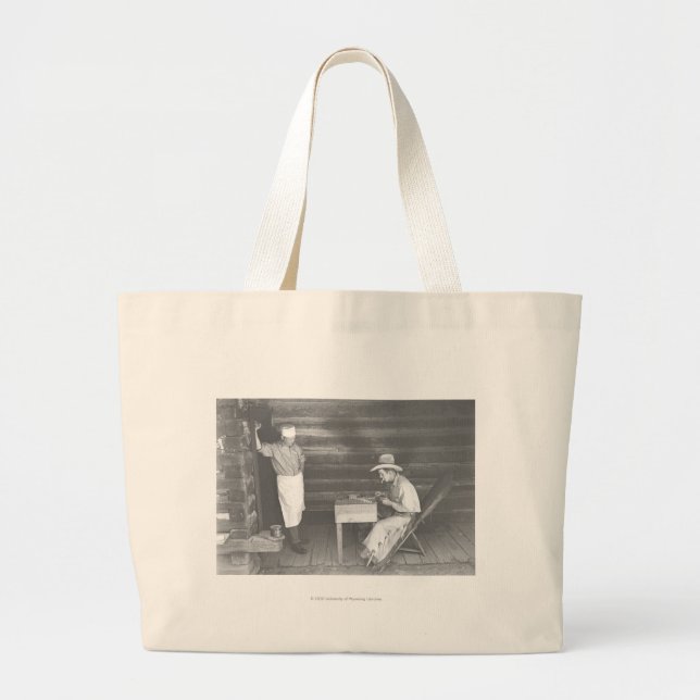 Grand Tote Bag Cuisinier observant un cowboy jouer aux cartes 2 (Devant)