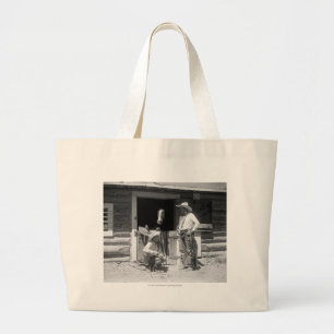 Grand Tote Bag Deux cowboys se tenant à côté d'une grange avec