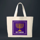 Grand Tote Bag Étoile de HANUKKAH Menorah David Personnalisé Viol<br><div class="desc">Sac fourre-tout élégant avec une menorah dorée et une étoile de David argentée sur un fond violet riche royal. Le message de vœux JOYEUX HANUKKAH est personnalisable pour que vous puissiez ajouter votre nom ou modifier le message. D'autres articles assortis sont disponibles dans la collection HANUKKAH de Berean Designs, afin...</div>