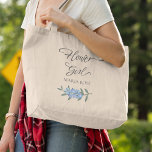 Grand Tote Bag Fête nuptiale Blue Floral Flower Girl personnalisé<br><div class="desc">Ce design présente un sac fourre-tout de fête de mariée, pour sa fille de fleurs, idéal pour les cadeaux de demoiselle d'honneur, faveurs de mariée de fille de fleurs, un élégant chic classe sophistiqué, parfait pour une proposition cadeaux de demoiselle d'honneur, avec la mariée à fleurs, un féminin girly, bleu...</div>