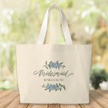 Grand Tote Bag Fleurs florales personnalisées mariages<br><div class="desc">Une calligraphie mariage de Bridesmaid, Mariage floral botanique, avec de jolies fleurs de delphinium bleu. Personnalisé avec le nom de votre femme de ménage. Un merveilleux cadeau personnalisé avec un style girly, et des fleurs de delphinium bleu teinté. Un must branché pour vos activités mariages. Ce design présente une végétation...</div>