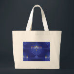 Grand Tote Bag hanoukka heureuse bleue<br><div class="desc">"blue happy hannukah",  "happy hannukah",  "joyeuses fêtes" "couturière hannukah",  "couturière channukah",  "étoile de david",  hannukah,  Hanoukka,  channuka,  channukah,  chanukkah,  hannuka,  hébreu,  juif,  juif,  judaïsme,  judaïsme,  menora,  orah les vacances, </div>