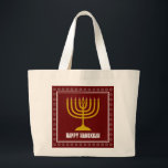 Grand Tote Bag HANUKKAH Étoile de David Ménorah Personnalisé ROUG<br><div class="desc">Sac fourre-tout élégant avec une ménorah dorée et une étoile de David argentée sur un fond ROUGE VIN BOURGOGNE. Le message HAPPY HANUKKAH est personnalisable pour que vous puissiez ajouter votre nom ou modifier le message. D'autres articles assortis sont disponibles dans la collection HANUKKAH de Berean Designs, afin que vous...</div>