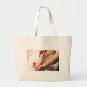 Grand Tote Bag Homme massant le pied masculin