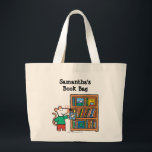 Grand Tote Bag Maisy et une bibliothèque de livres<br><div class="desc">Quoi de mieux qu'une bibliothèque complète ? L'adorable souris de Lucy Cousins,  Maisy,  se trouve à côté d'une bibliothèque de livres colorés. Cette illustration de "Maisy Goes to the Library" (publiée par Candlewick Press) est parfaite pour les amateurs de livres de tous âges.</div>