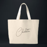 Grand Tote Bag Monogramme de nom moderne minimaliste<br><div class="desc">Ce grand sac fourre-tout au nom monogrammé minimaliste et moderne est un accessoire chic et élégant avec un design noir et or et une calligraphie personnalisée. Il allie la simplicité minimaliste à une esthétique moderne et tendance, parfait pour les demoiselles d'honneur ou comme cadeau élégant pour elle. Son look épuré...</div>