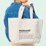 Grand Tote Bag Namaste Définition Yoga Moderne Méditation Minimal<br><div class="desc">Namaste Definition Yoga Modern Minimal Méditation Thé Café Mug présente un design simple d'une définition textuelle de "namaste" dans la typographie script moderne. Un cadeau parfait pour les amateurs de yoga,  anniversaire,  Noël,  fête des mères et plus encore. Conçu par © Evco Studio www.zazzle.com/store/evcostudio</div>