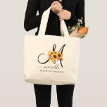 Grand Tote Bag Nom initial noir écriture florale Demoiselle d'hon<br><div class="desc">Un sac fourre-tout luxuriant de demoiselle d'honneur à tournesols dorés aquarelle avec une initiale d'écriture noire et une lettre ornée de tournesols. Moderne et élégant. Ne supprimez pas les boîtes de chaque côté de la police du nom. Tapez simplement le nom entre les boîtes. Ce sont des fioritures ajoutées pour...</div>
