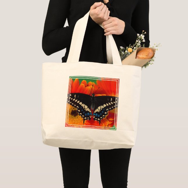 Grand Tote Bag Papillon noir à queue fourchue sur une marguerite  (Devant (produit))