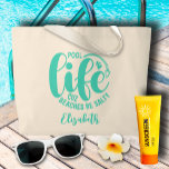 Grand Tote Bag Pool Life Turquoise<br><div class="desc">Faites une déclaration ou offrez-vous un cadeau amusant,  ce sac fourre-tout de couleurs naturelles porte votre nom et "Pool life parce que les plages sont salées" en lettres turquoise chic. CORRESPONDANCE d'objets dans notre collection.</div>