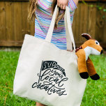 Grand Tote Bag Prise en charge des créations locales<br><div class="desc">La communauté créative aime se rassembler et se soutenir mutuellement. Que vous soyez membre de ce groupe ou non, vous pouvez montrer votre appréciation pour les créatifs avec cette amusante main lettrée fourre-tout. Ajoutez même votre nom de ville ci-dessous pour vous customiser ! Le design dit "Soutenez vos créatifs locaux"...</div>