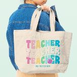 Grand Tote Bag Teacher Moderne Arc-en-ciel Couleurs Nom personnal<br><div class="desc">Teacher Modern Rainbow Colours Personnalisé Nom Sac fourre-tout comprend le texte "Teacher" dans la couleur arc-en-ciel moderne typographie script répétée avec votre nom personnalisé ci-dessous. Parfait pour votre professeur préféré pour l'appréciation des enseignants,  anniversaire,  Noël,  vacances et plus encore. Conçu par Evco Studio www.zazzle.com/store/evcostudio</div>