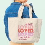 Grand Tote Bag Un enseignant d'amour rose moderne Nom personnalis<br><div class="desc">One Love Teacher Pink Modern Personnalisé Name présente le texte "one love Professor" dans la typographie de script rose moderne accentué de coeurs d'amour et personnalisé avec votre nom personnalisé. Parfait pour votre professeur préféré pour l'appréciation des enseignants,  anniversaire,  Noël,  vacances et plus encore. Conçu par Evco Studio www.zazzle.com/store/evcostudio</div>