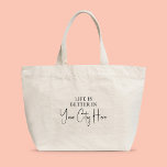 Grand Tote Bag Ville personnalisée Moderne Design Script La vie e<br><div class="desc">La vie est meilleure dans votre ville PERSONNALISÉE conception de script sur ce sac fourre-tout est non seulement tendance et élégant, mais sert également de rappel pour embrasser la beauté et l'excitation de votre ville. Que vous soyez un local ou un visiteur, ce sac fourre-tout est le moyen idéal de...</div>