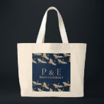 Grand Tote Bag Vintage Japonais Grues de mariage fête Monogramme<br><div class="desc">Créez des cadeaux de bienvenue personnalisés monogrammés ou des cadeaux de remerciement pour votre invité mariage ou votre fête de mariage. Joli et élégant motif de grues japonaises. Un cadeau de bienvenue parfait pour vos invités à leur arrivée à l'hôtel ou en fête.</div>