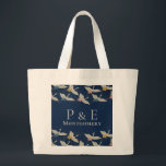 Grand Tote Bag Vintage Japonais Grues de mariage fête Monogramme<br><div class="desc">Créez des cadeaux de bienvenue personnalisés monogrammés ou des cadeaux de remerciement pour votre invité mariage ou votre fête de mariage. Joli et élégant motif de grues japonaises. Un cadeau de bienvenue parfait pour vos invités à leur arrivée à l'hôtel ou en fête.</div>