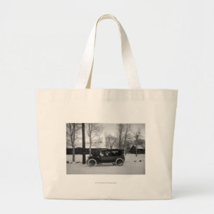 Grand Tote Bag Voiture avec l'arbre de Noël attaché sur le capot