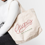 Grand Tote Bag Votre famille Noël moderne Script Nom de famille<br><div class="desc">Design moderne et minimaliste de calligraphie de Noël avec votre nom de famille! Simple mais classique, élégant en rouge et vert, ce mignon fourre-tout fait de cet accessoire festif parfait! Rocher les vacances dans nos totes personnalisées avec un script moderne. C'est la saison de la joie élégante ! 🛍️ 🎄...</div>