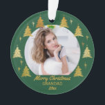 Grandad Green et Gold Christmas Trees Photo<br><div class="desc">Créez votre propre ornement photo de Noël en vert avec des arbres de Noël dorés et une formulation modifiable. Le modèle photo est conçu pour vous permettre d'ajouter l'une de vos photos préférées, qui sera encadrée d'arbres dorés et d'étoiles. Le texte actuel lit Joyeux Noël Grand 20xx et vous pouvez...</div>