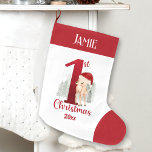 Grande Chaussette De Noël 1er Noël Cerf Père Noël Bébé Nom Rouge<br><div class="desc">1er Noël Stocking pour une petite fille ou un petit garçon avec un cerf de Noël mignon avec chapeau de Père Noël dans la forêt enneigée et grand rouge numéro un. Personnalisez facilement le nom et l'année. - Kate Eden Art</div>