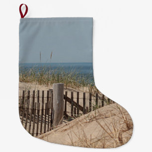 Grande Chaussette De Noël Barrière patinée de plage dans la dune de sable