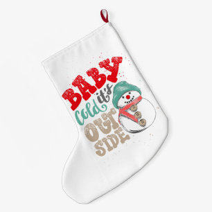Grande Chaussette De Noël Bébé, il fait froid devant un bonhomme de neige