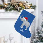 Grande Chaussette De Noël Blue Elephant Funny Custom Kids Noël<br><div class="desc">Ce beau stock d'éléphant de Noël présente un bel éléphant souriant portant un chapeau de Père Noël rouge avec un tronc surélevé. Ce bas de Noël animal,  joliment personnalisé,  est décoré d'un bel arrière - plan bleu. Personnalisez avec votre propre texte.</div>