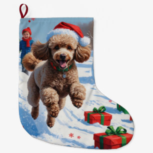 Grande Chaussette De Noël Caniche courant dans la neige avec un chapeau de N