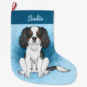 Grande Chaussette De Noël Cavalier King Charles Spaniel tricolore sur fond b