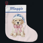 Grande Chaussette De Noël Chiot d'or rétriever en bleu Damask Santa Hat<br><div class="desc">Ce stock de Noël présente un design de grand-millénaire avec un Chiot de rétrification d'or dans un Santa Hat Damask bleu et blanc sur un arrière - plan rose pâle. Vous pouvez personnaliser avec un nom dans une police marine bleue cursive.</div>
