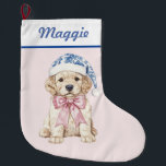 Grande Chaussette De Noël Chiot d'or rétriever en bleu Damask Santa Hat<br><div class="desc">Ce stock de Noël présente un design de grand-millénaire avec un Chiot de rétrification d'or dans un Santa Hat Damask bleu et blanc sur un arrière - plan rose pâle. Vous pouvez personnaliser avec un nom dans une police marine bleue cursive.</div>