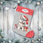 Grande Chaussette De Noël Cute Santa Hat Husky Puppy Feu de neige frontière<br><div class="desc">L'avant de cette réserve de vacances montre l'image d'un adorable chiot sibérien Husky portant un chapeau de Père Noël et assis à côté des paquets cadeaux. L'image est placée sur un arrière - plan gris argenté, et l'orteil et la bordure supérieure sont un motif de flocon rouge et blanc. Sur...</div>