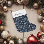 Grande Chaussette De Noël Élégants flocons de neige bleu millésimé<br><div class="desc">Elégant Blue Vintage Snowflakes Christmas Stockings papier avec un beau modèle de flakes de neige d'inspiration vintage bleu, blanc, or avec votre nom ou vos détails personnalisés. Parfait pour toute la saison des vacances ! Si vous avez besoin d'aide pour la conception ou les produits correspondants, veuillez nous contacter à...</div>