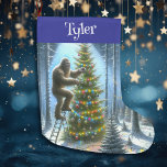 Grande Chaussette De Noël Funny Christmas Sasquatch Personnalisé<br><div class="desc">Stockage personnalisé de Noël Bigfoot. Des pieds de grenier décorent les arbres de Noël dans la forêt avec des ornements et des lumières de Noël. Lune brillant à travers les arbres. Ajoutez un peu d'humour sasquatch à votre Noël avec ces bandes dessinées style art.</div>