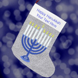 Grande Chaussette De Noël Hanoukka Dark Blue Menorah Silver Chrismukkah<br><div class="desc">Bas bleu, argent et blanc avec une Menorah bleu marine avec des bougies blanches et un symbole de l'étoile de David sur la base. Ce design est disponible sur beaucoup d'autres articles dans ma boutique, de la décoration de maison à des fournitures de fête. Ce n'est pas parce que vous...</div>