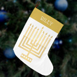 Grande Chaussette De Noël Hanoukka Menorah Gold Tone Élégant Moderne<br><div class="desc">Personnalisez ce chic et moderne style Hanoukka Menorah bas en ajoutant un nom en blanc à la couleur or "menotté" design. Le design est élégant et simple avec mon style carré original Menorah en faux or sur blanc et une police simple mais intéressante pour le nom. Que vous fêtiez Chanuka...</div>
