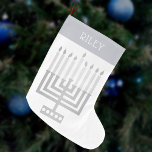 Grande Chaussette De Noël Hanoukka Menorah Silver Tone Élégant Moderne<br><div class="desc">Personnalisez ce chic et moderne style Hanoukka Menorah bas en ajoutant un nom en blanc à la couleur argentée "menotté" design. Le design est élégant et simple avec mon style carré original Menorah en faux argent sur blanc et une police simple mais intéressante pour le nom. Que vous fêtiez Chanuka...</div>