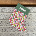 Grande Chaussette De Noël Impression géométrique rétro 1970 Personnalisée<br><div class="desc">Ajoutez un peu de joie à vos cadeaux de Noël avec ce bas à motif avec un motif géométrique simple dans une palette de couleurs rétro des années 1970 de rouge, vert citron, orange, rose et vert contre un arrière - plan blanc. Votre nom apparaît en haut dans le style...</div>