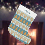 Grande Chaussette De Noël Joyeux Motif Gold Blue Vacances<br><div class="desc">Ce stock de Noël motif, faux or et rayures bleues pastel est un croisement parfait pour les célébrations de Chrismukkah et Hanoukka. Conçu avec des célébrations interconfessionnelles et des familles mixtes, ce stock de vacances personnalisé présente alternant des rayures de bleu pastel avec des Menorahs or et de bleu profond...</div>