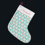 Grande Chaussette De Noël Le Père Noël en Casquette rose Noël<br><div class="desc">Ce bas de Noël de style vintage présente des illustrations rétro de visages de Père Noël habillés de jolis chapeaux de Père Noël rose pastel et dressés contre un arrière - plan vert menthe à motifs. Il y a un endroit en haut pour ajouter un nom dans la coordination de...</div>