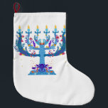 Grande Chaussette De Noël menorah à fleurs hanoukka<br><div class="desc">"menorah fleurie hanoukka",  "menorah florale",  "hanoukka violet",  "hanoukka rose",  "hanoukka menorah",  "hanoukka menorah heureux",  "channukah",  "hanoukka fleoral",  Hanoukka", </div>