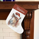 Grande Chaussette De Noël Noël Pony mignonne Cheval équestre Santa Hat<br><div class="desc">Faites preuve d'un esprit festif grâce à l'enchanteur Noël Pony. Orné d'un mignon poney portant un chapeau de Père Noël, ce ravissant bas séduira les enfants amateurs de chevaux et les amateurs. La meilleure partie ? Il peut être customisé d'un nom, ajoutant une touche personnelle à ce gardien qui fait...</div>