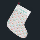 Grande Chaussette De Noël Pastel Santa Claus fait face à Noël Vintage<br><div class="desc">Ce bas de Noël de style vintage présente des illustrations rétro de visages du Père Noël habillés de chapeaux de Père Noël vert menthe et rose pastel contre un arrière - plan gris colombe à motifs. Il y a un endroit en haut pour ajouter un nom dans la coordination de...</div>