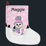 Grande Chaussette De Noël Pink Snowman et Snowflakes Personnalisé<br><div class="desc">Joli bonhomme de neige dessiné à la main en rose et bleu casquette et foulard d'hiver le jour enneigé,  Ajoutez un nom à ce bas dans la zone personnalisée.</div>