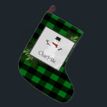 Grande Chaussette De Noël Pose de buffle vert Snowman<br><div class="desc">Ajoutez une touche festive à votre manteau de cheminée cette saison de vacances avec un Snowman Green Buffalo Plaid Stocking. Le design d'empaquetage comprend une boîte ornée de branches de pin et charmant bonhomme de neige contre un arrière - plan de plaid de buffle avec un espace que vous pouvez...</div>