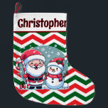 Grande Chaussette De Noël Rouge, Vert, Blanc Chevron Père Noël Et Snowman<br><div class="desc">Joli bas de Noël avec un motif en chevron rouge, vert et blanc à l'avant et à l'arrière. Dans une bande blanche en haut du bas est un modèle en texte noir sur le devant pour ajouter un nom et un modèle au dos pour ajouter votre message de Noël. Sur...</div>