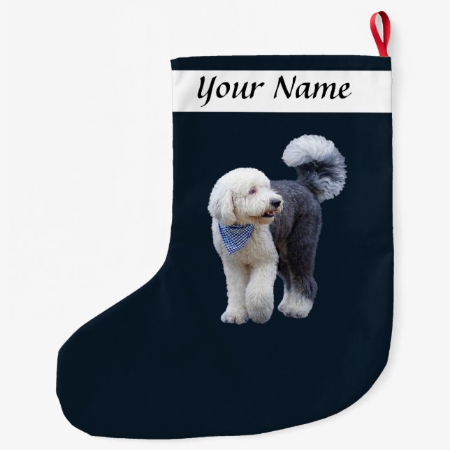Grande Chaussette De Noël Sheepadoodle avec écharpe bleue à carreaux (Dos)