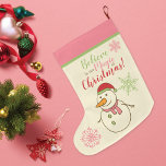 Grande Chaussette De Noël Snowman croit en la magie<br><div class="desc">Un joli bas de Noël à accrocher au manteau d'un bonhomme de neige avec un chapeau de santa et nez de carotte en rose,  rouge et vert avec la phrase - Croyez en la magie de Noël!</div>